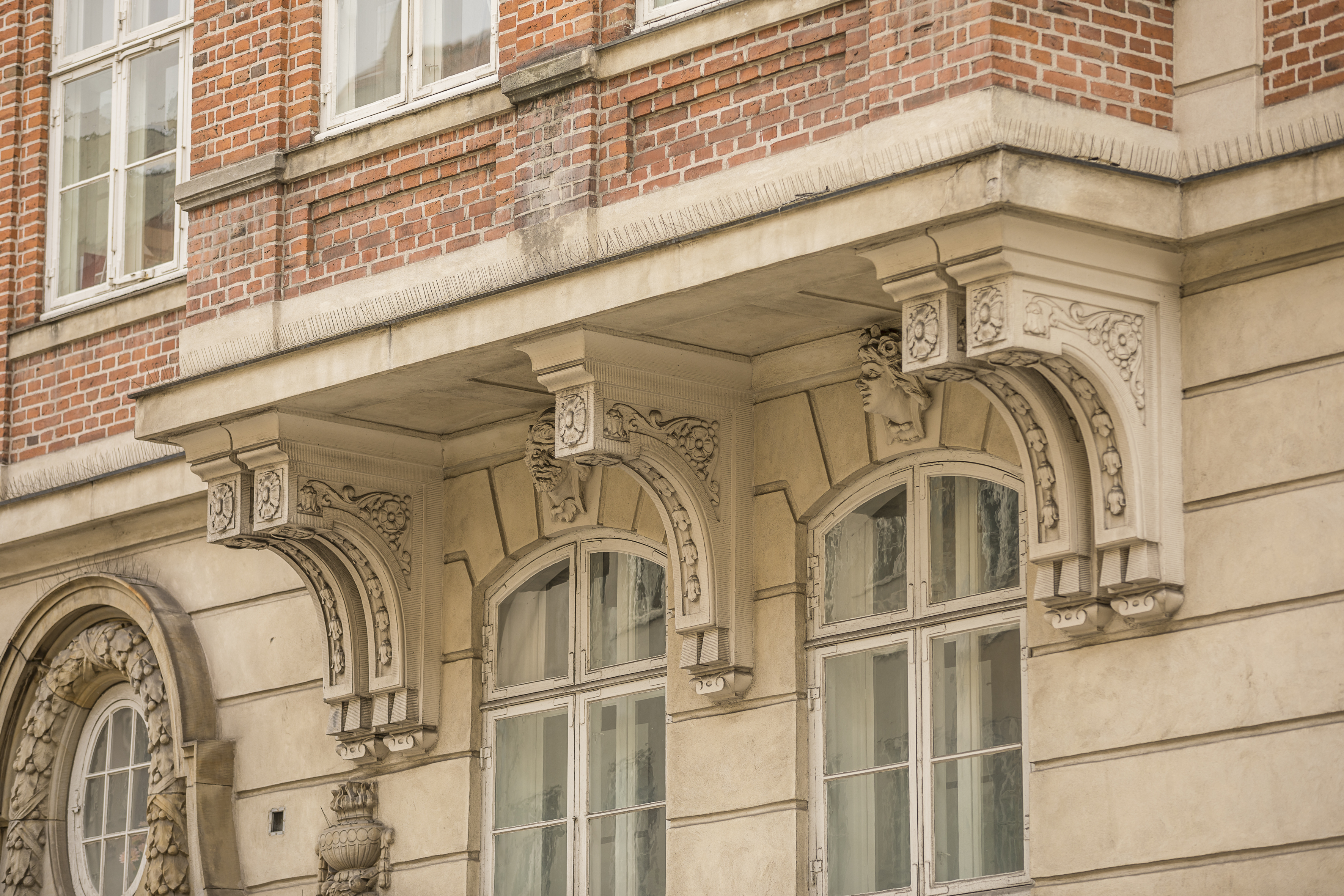 Smukke detaljer på ejendommene ved Kongens Nytorv