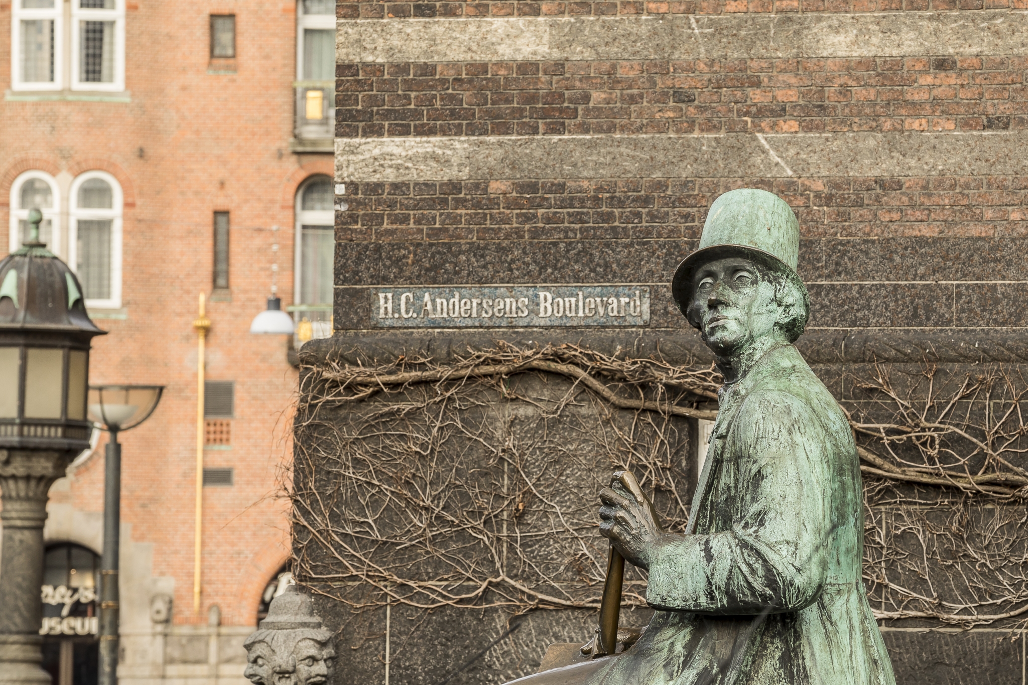 Statue af H.C. Andersen på H. C. Andersens Boulevard i København 