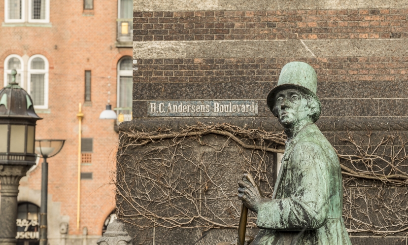 Statue af H.C. Andersen på H. C. Andersens Boulevard i København 