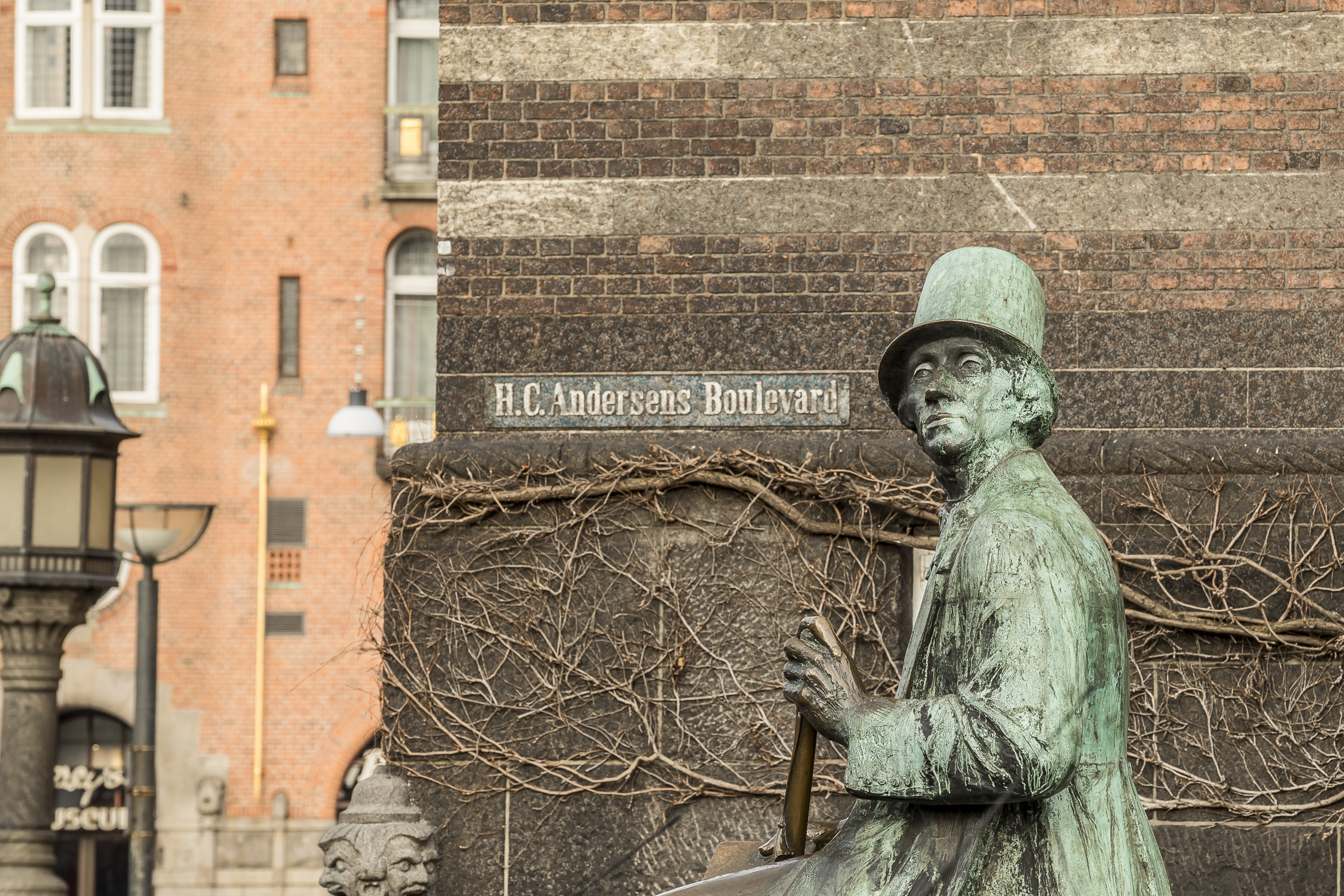 Statue af H.C. Andersen på H. C. Andersens Boulevard i København