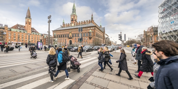 Mennesker der går over vejen ved Rådhuspladsen 