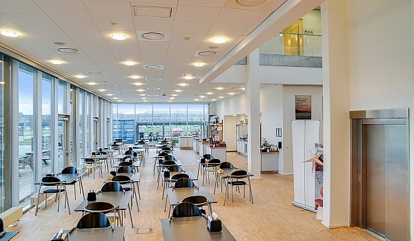 Kantinen med borde og stole på Dusager 12 i Århus