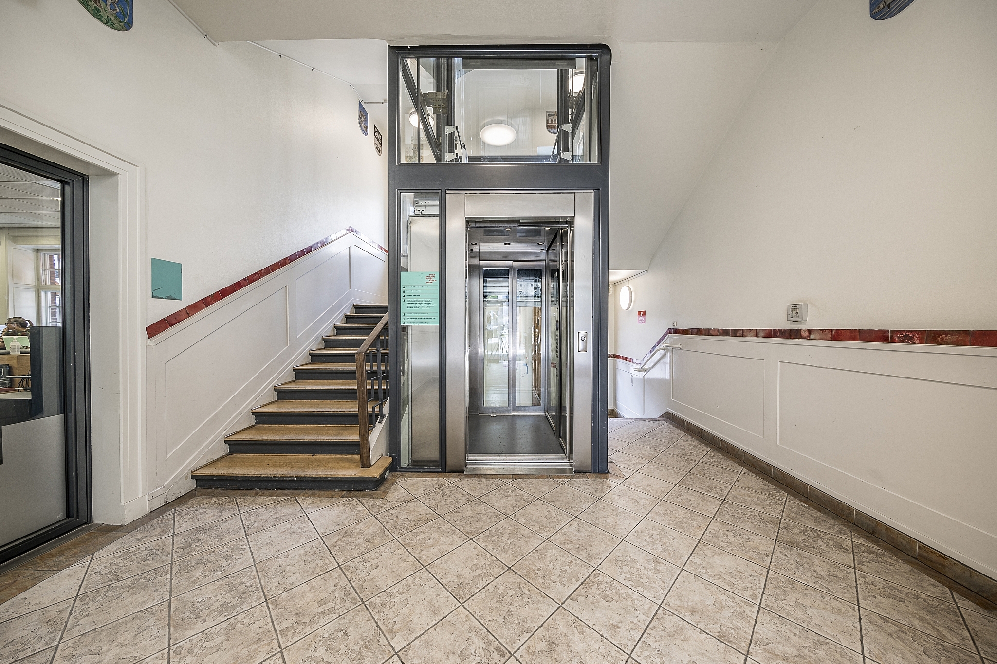 Elevator og trappe i Gyldenløvesgade 11 i København V